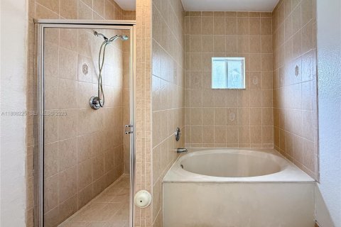 Villa ou maison à vendre à Miami, Floride: 4 chambres, 173.45 m2 № 1935727 - photo 24