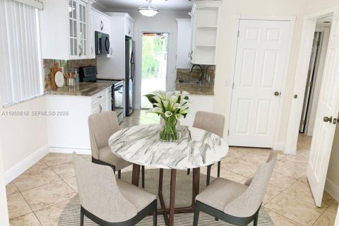 House in Miami, Florida 3 bedrooms № 2011388 - photo 4