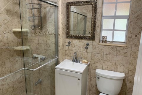 House in Miami, Florida 3 bedrooms № 2011388 - photo 14