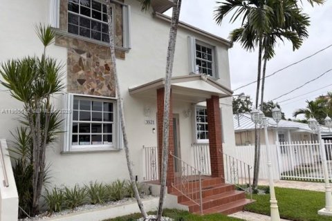 House in Miami, Florida 3 bedrooms № 2011388 - photo 21