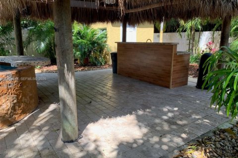 House in Miami, Florida 3 bedrooms № 2011388 - photo 15