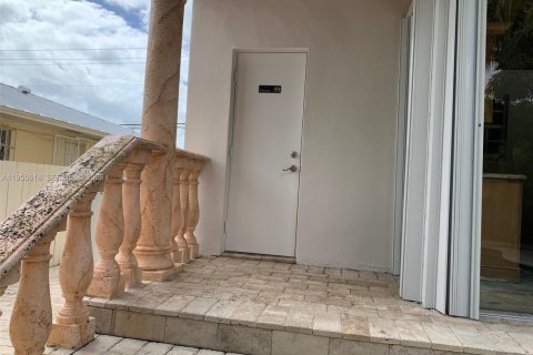 House in Miami, Florida 3 bedrooms № 2011388 - photo 8