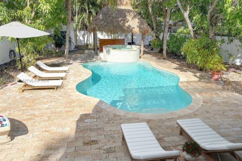House in Miami, Florida 3 bedrooms № 2011388
