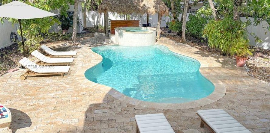 House in Miami, Florida 3 bedrooms № 2011388