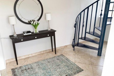 House in Miami, Florida 3 bedrooms № 2011388 - photo 2