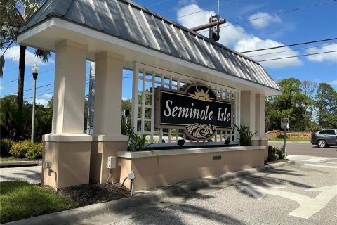 Townhouse in Seminole, Florida 3 bedrooms, 193.98 sq.m. № 2427076 - photo 2