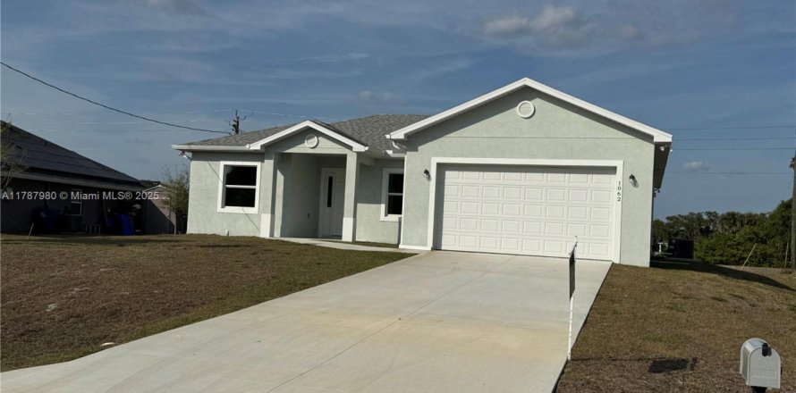 House in LaBelle, Florida 3 bedrooms, 155.43 sq.m. № 1736067