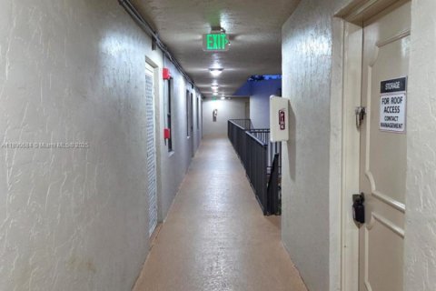 Купить кондоминиум в Тамарак, Флорида 2 спальни, 80.36м2, № 1944591 - фото 25