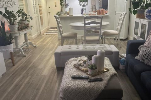 Купить кондоминиум в Тамарак, Флорида 2 спальни, 80.36м2, № 1944591 - фото 2