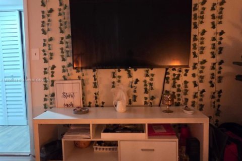 Купить кондоминиум в Тамарак, Флорида 2 спальни, 80.36м2, № 1944591 - фото 4