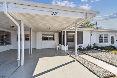 Villa ou maison à louer à Largo, Floride: 2 chambres, 71.35 m2 № 1615609 - photo 1