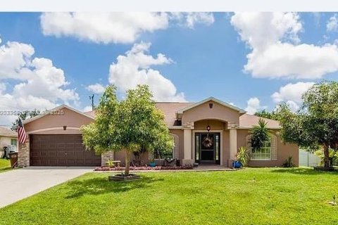 Купить виллу или дом в Кейп-Корал, Флорида 4 спальни, 185.15м2, № 2066612 - фото 1