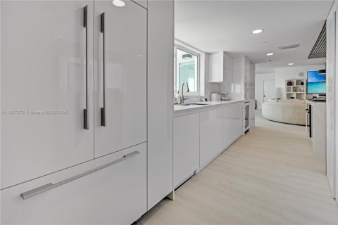 Condo in Miami, Florida, 3 bedrooms  № 1933000 - photo 13