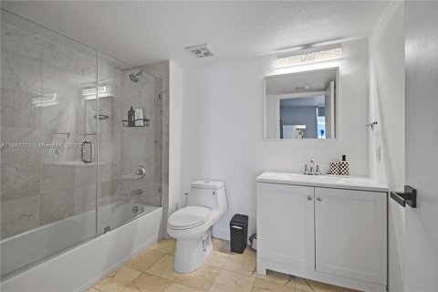 Condominio en venta en Miami, Florida, 3 dormitorios, 203.36 m2 № 1933000 - foto 27