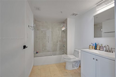 Condo in Miami, Florida, 3 bedrooms  № 1933000 - photo 23