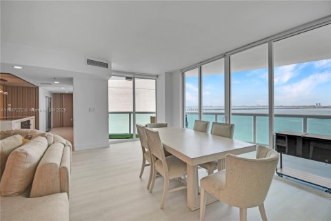 Condominio en venta en Miami, Florida, 3 dormitorios, 203.36 m2 № 1933000 - foto 17