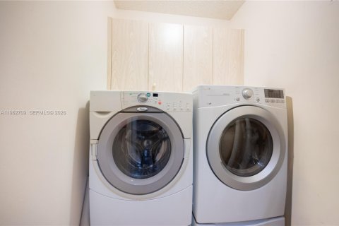 House in Plantation, Florida 3 bedrooms, 161.65 sq.m. № 2027239 - photo 14