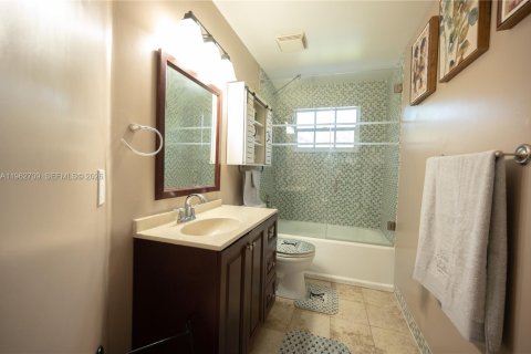 House in Plantation, Florida 3 bedrooms, 161.65 sq.m. № 2027239 - photo 13