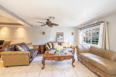 House in Plantation, Florida 3 bedrooms, 161.65 sq.m. № 2027239 - photo 2