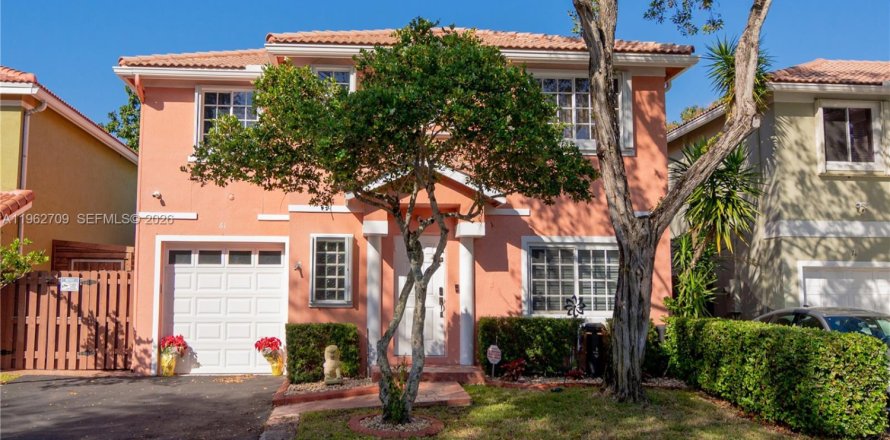 House in Plantation, Florida 3 bedrooms, 161.65 sq.m. № 2027239