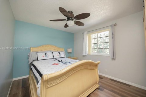 House in Plantation, Florida 3 bedrooms, 161.65 sq.m. № 2027239 - photo 12