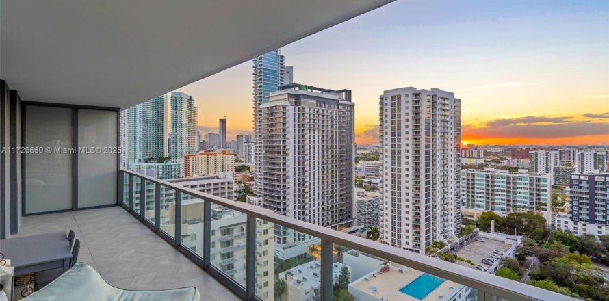 Condominio en Miami, Florida, 3 dormitorios  № 1700174