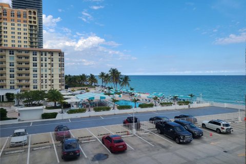 Copropriété à louer à Hallandale Beach, Floride: 51.65 m2 № 1977425 - photo 1