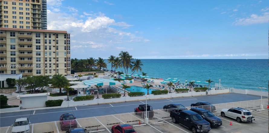 Studio à Condo à Hallandale Beach, Floride  № 1977425