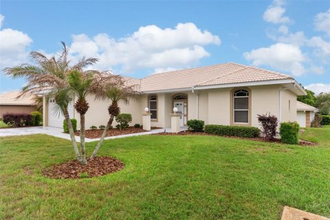 House in Auburndale, Florida 3 bedrooms, 147.16 sq.m. № 2206465 - photo 3