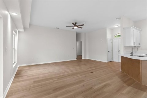 House in Auburndale, Florida 3 bedrooms, 147.16 sq.m. № 2206465 - photo 9