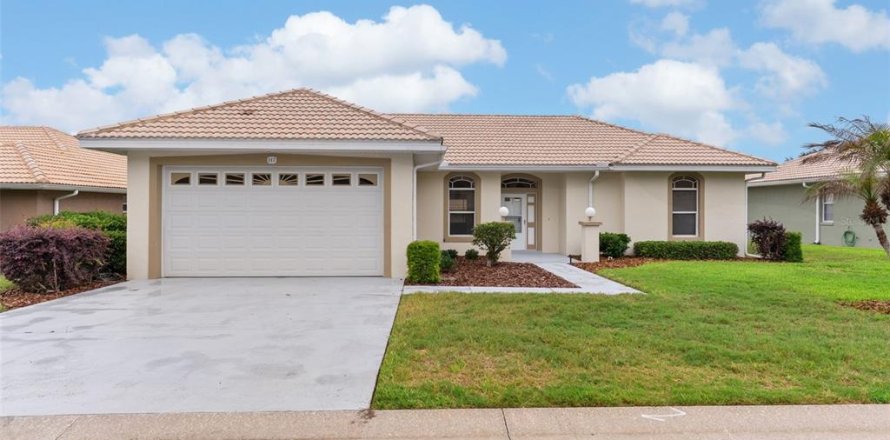 House in Auburndale, Florida 3 bedrooms, 147.16 sq.m. № 2206465