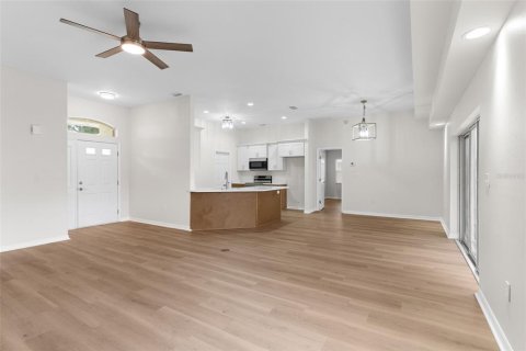 House in Auburndale, Florida 3 bedrooms, 147.16 sq.m. № 2206465 - photo 8