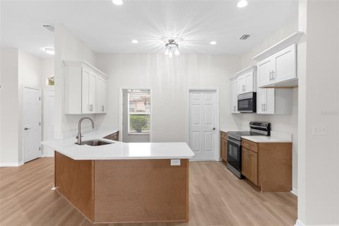House in Auburndale, Florida 3 bedrooms, 147.16 sq.m. № 2206465 - photo 12