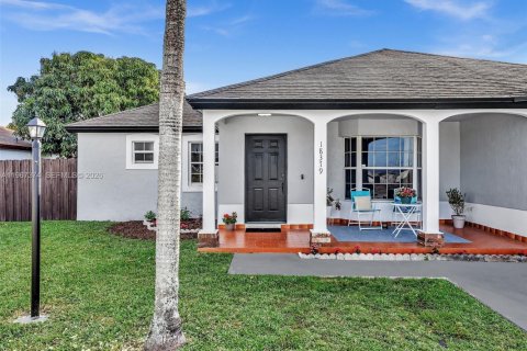 Casa en venta en Miami, Florida, 3 dormitorios, 150.59 m2 № 2028652 - foto 2