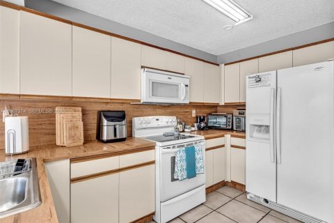 Casa en venta en Miami, Florida, 3 dormitorios, 150.59 m2 № 2028652 - foto 12