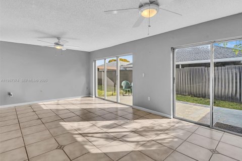 Casa en venta en Miami, Florida, 3 dormitorios, 150.59 m2 № 2028652 - foto 9