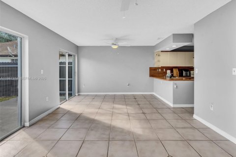 Casa en venta en Miami, Florida, 3 dormitorios, 150.59 m2 № 2028652 - foto 8