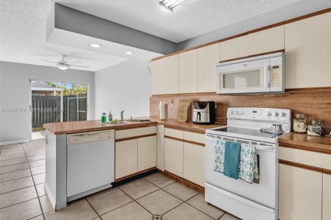 Casa en venta en Miami, Florida, 3 dormitorios, 150.59 m2 № 2028652 - foto 11