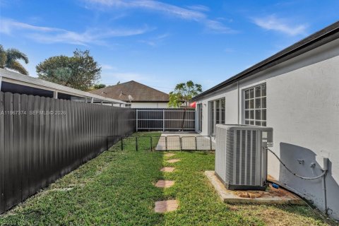 Casa en venta en Miami, Florida, 3 dormitorios, 150.59 m2 № 2028652 - foto 22