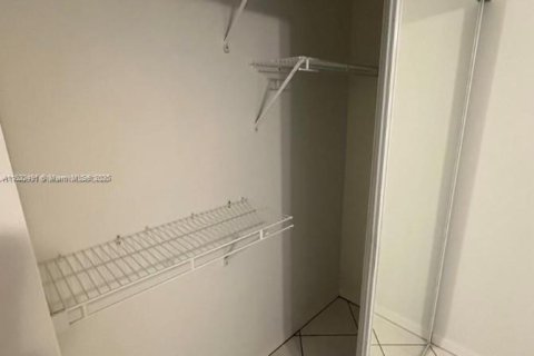 Купить кондоминиум в Тамарак, Флорида 2 спальни, 112.88м2, № 1939861 - фото 16