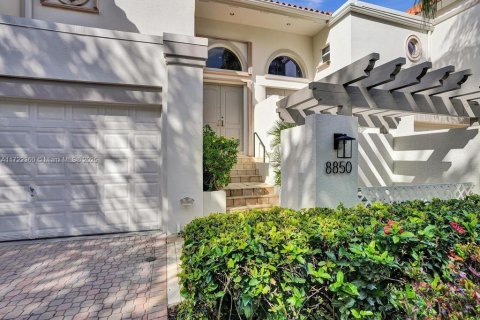 Adosado en alquiler en Pinecrest, Florida, 3 dormitorios, 261.52 m2 № 1962312 - foto 1