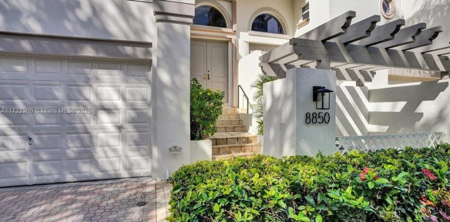 Adosado en Pinecrest, Florida 3 dormitorios, 261.52 m2 № 1962312