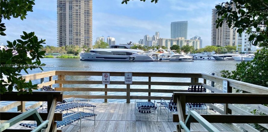 Кондоминиум с 1 спальней в Авентура, Флорида № 1980150