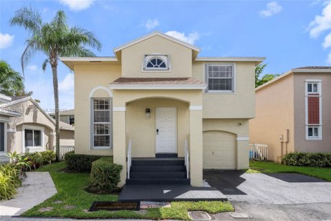 House in Pembroke Pines, Florida 3 bedrooms, 132.29 sq.m. № 1948067 - photo 1