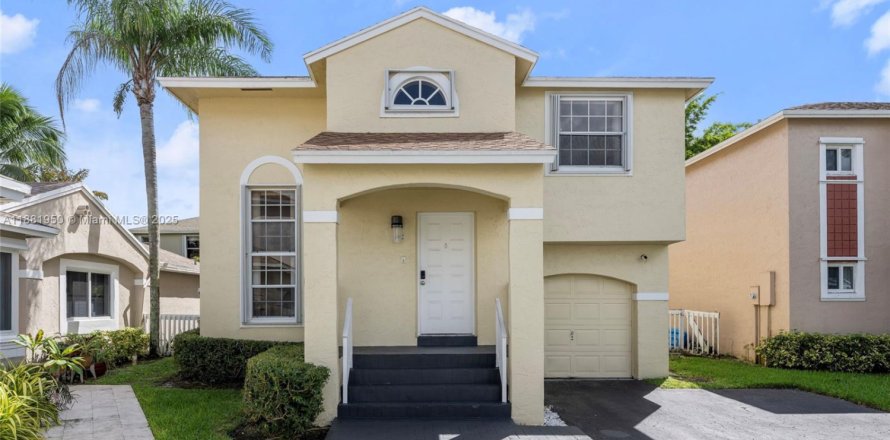 House in Pembroke Pines, Florida 3 bedrooms, 132.29 sq.m. № 1948067