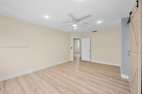 House in Pembroke Pines, Florida 3 bedrooms, 132.29 sq.m. № 1948067 - photo 27