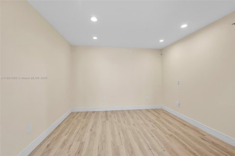 House in Pembroke Pines, Florida 3 bedrooms, 132.29 sq.m. № 1948067 - photo 21