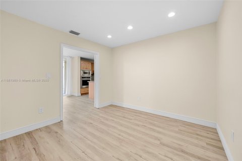 House in Pembroke Pines, Florida 3 bedrooms, 132.29 sq.m. № 1948067 - photo 20