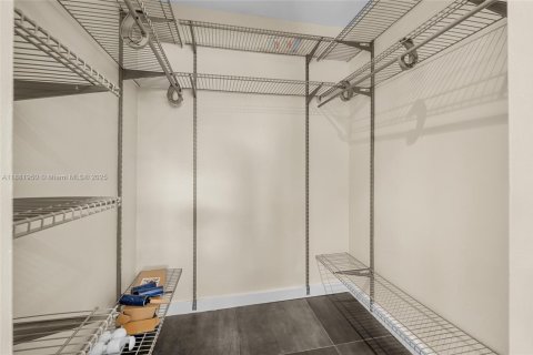 House in Pembroke Pines, Florida 3 bedrooms, 132.29 sq.m. № 1948067 - photo 30