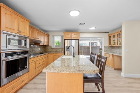 House in Pembroke Pines, Florida 3 bedrooms, 132.29 sq.m. № 1948067 - photo 8